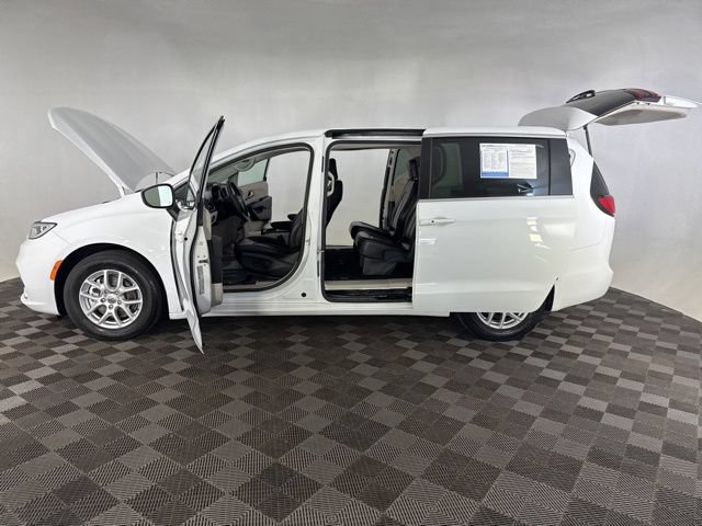Used 2023 Chrysler Pacifica Touring-L FWD image 11