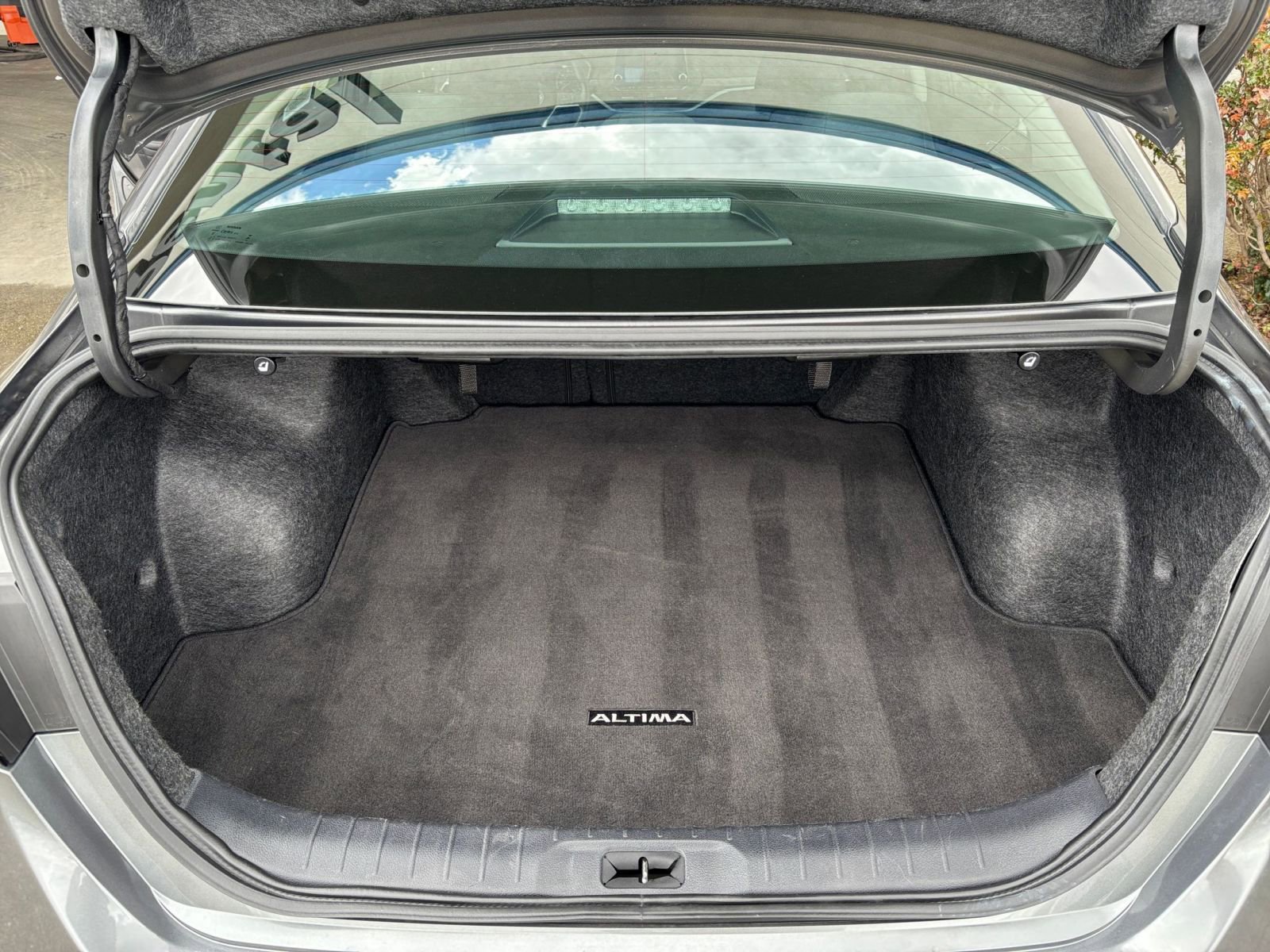 Used 2025 Nissan Altima 2.5 SV FWD image 32