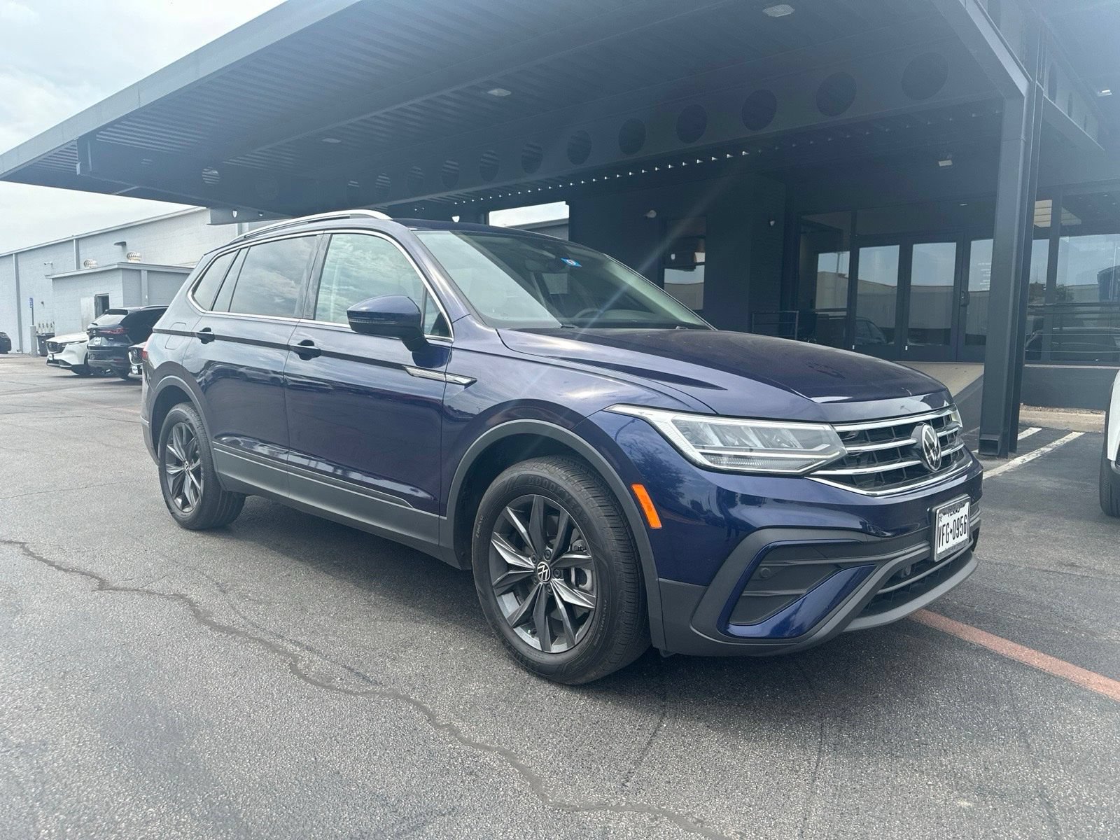 Used 2023 Volkswagen Tiguan SE w/ Panoramic Sunroof Package FWD image 2