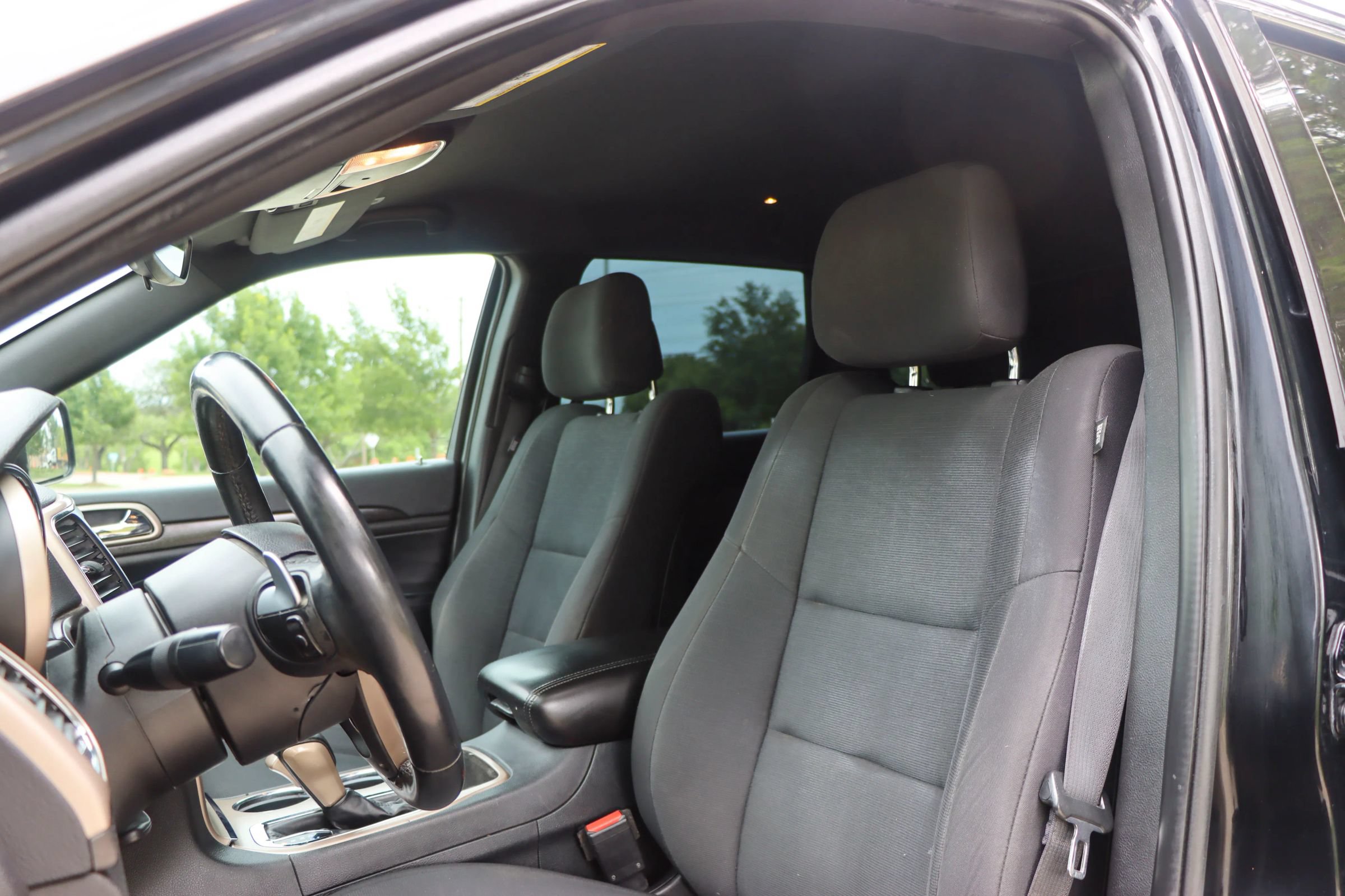 Used 2017 Jeep Grand Cherokee Laredo RWD image 14