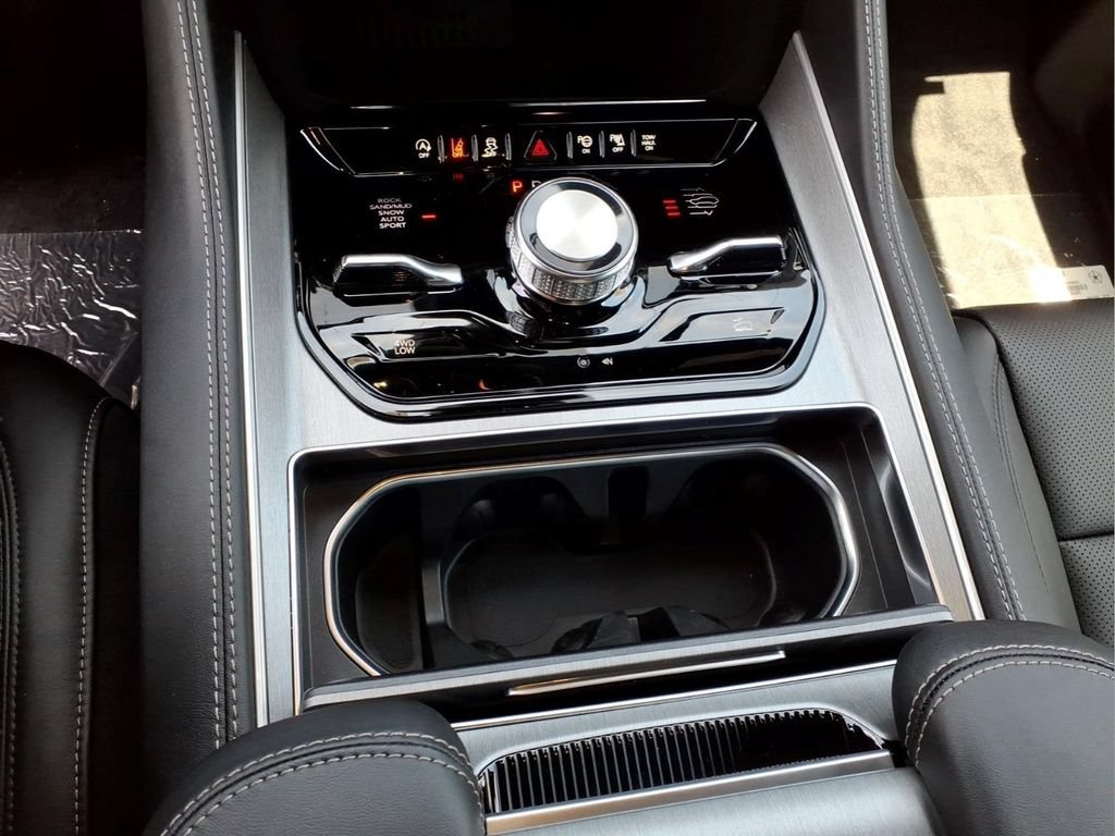 New 2026 Jeep Grand Wagoneer 4WD image 13