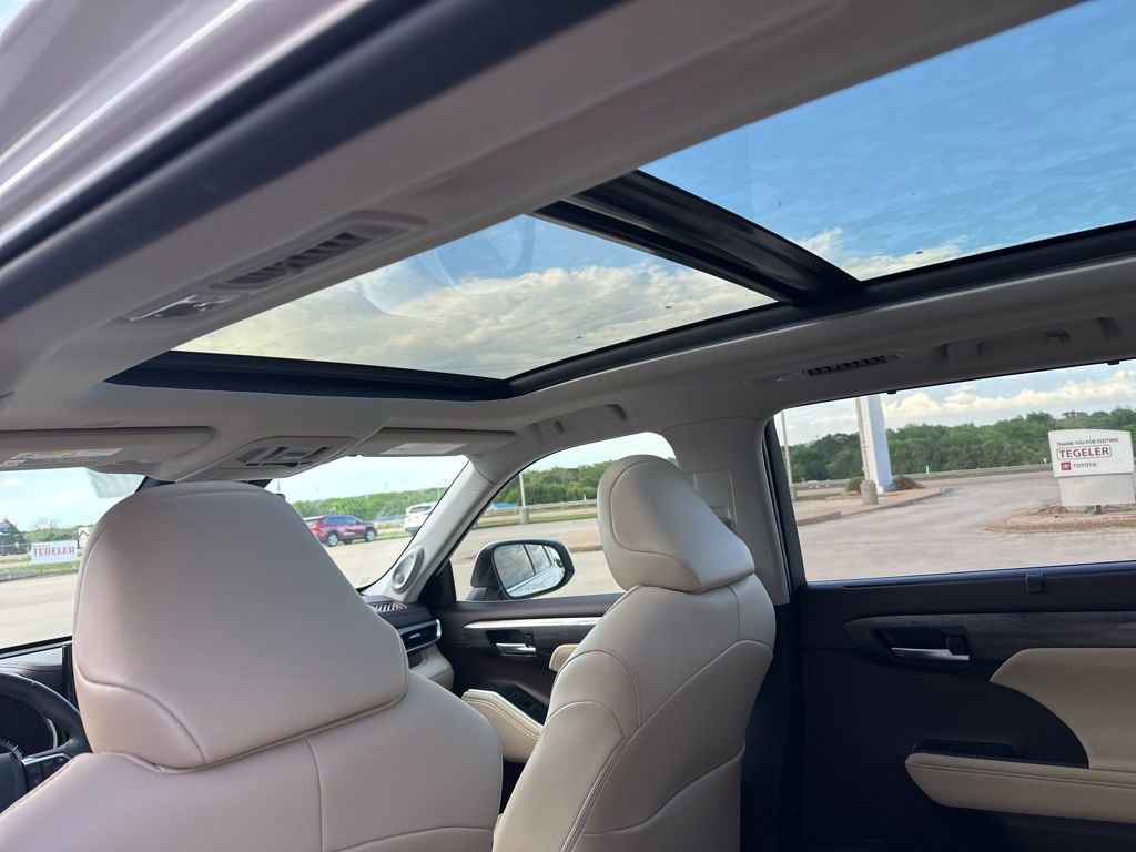 Used 2021 Toyota Highlander Platinum image 15