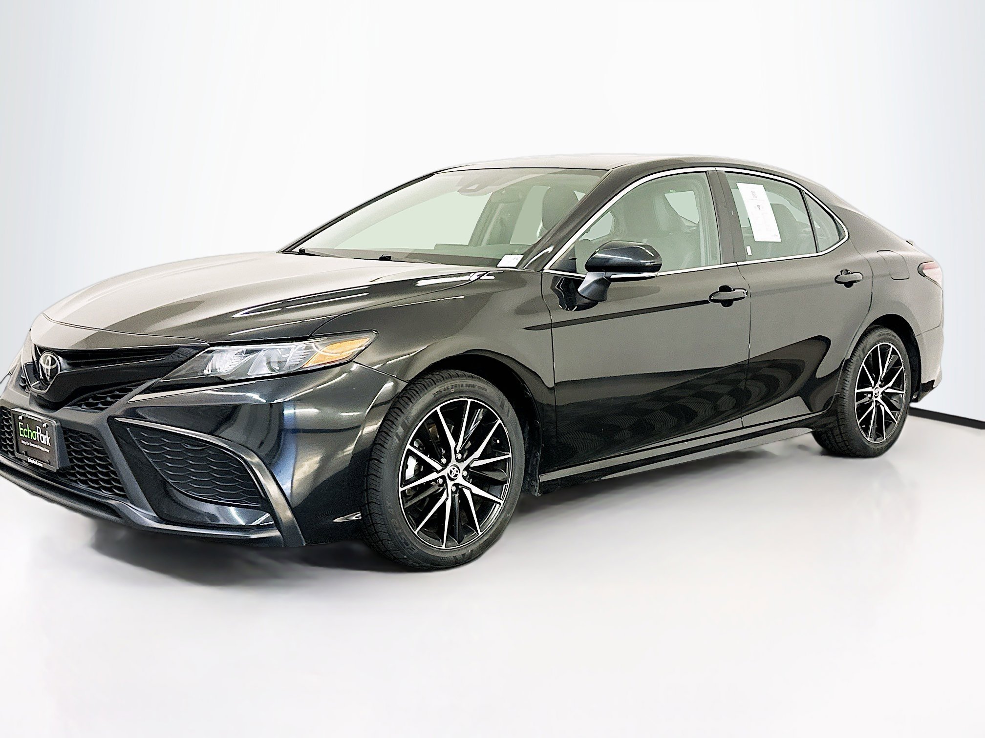 Used 2024 Toyota Camry SE image 3