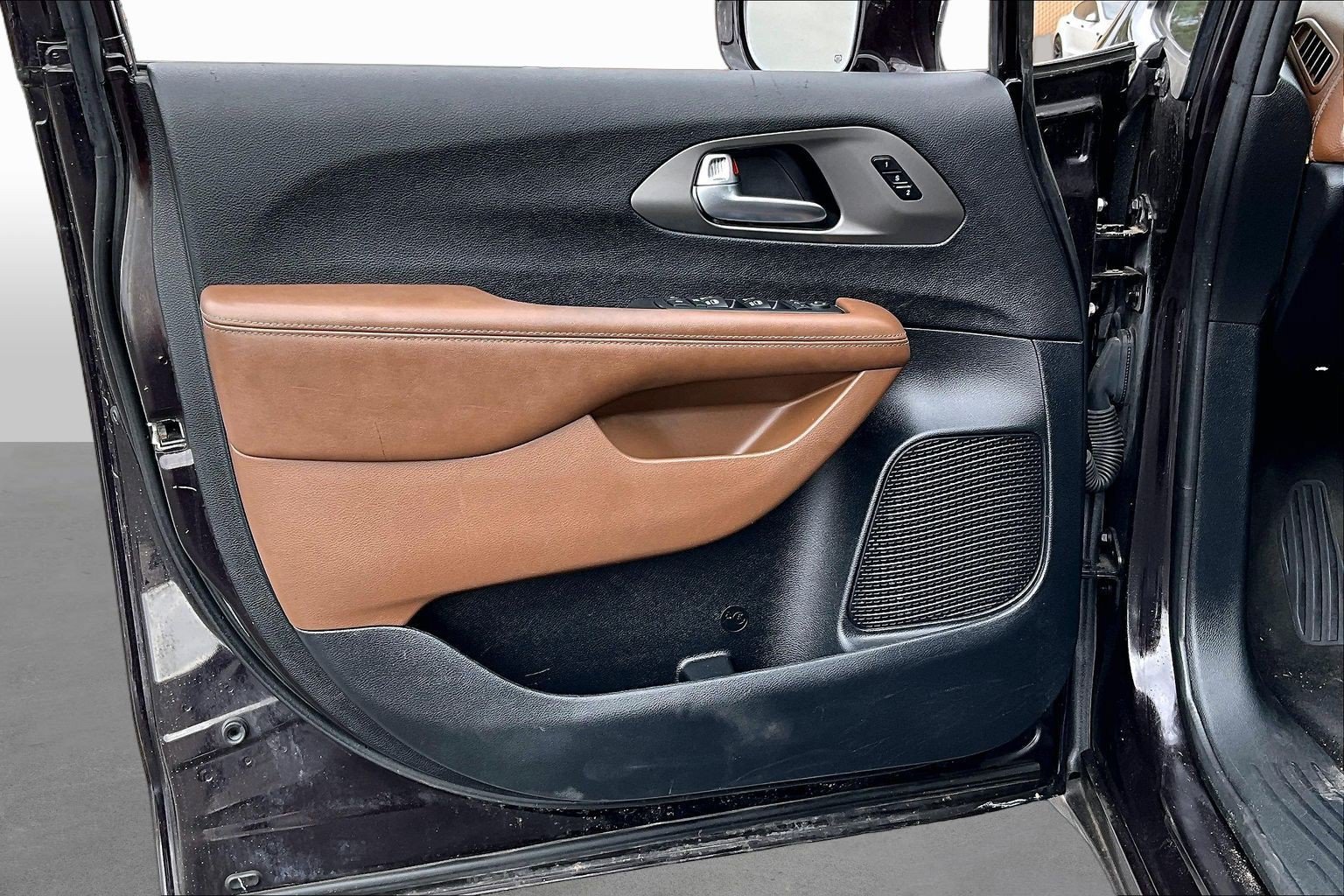 Used 2019 Chrysler Pacifica Limited w/ Advanced Safetytec Group FWD image 16
