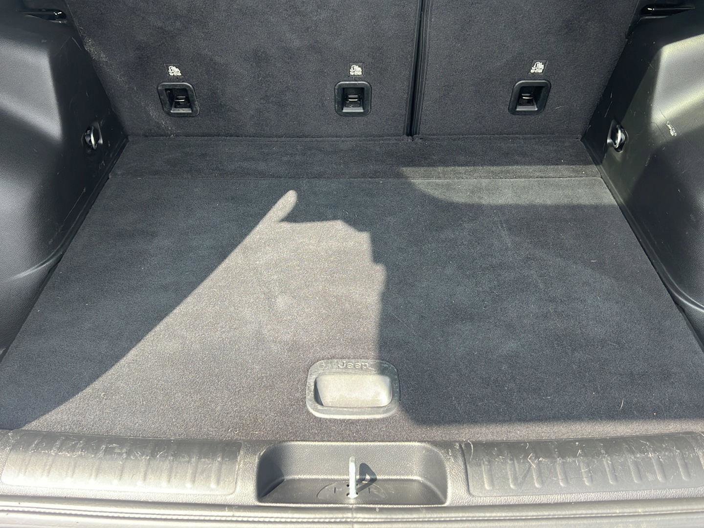 Used 2021 Jeep Cherokee Latitude Lux w/ Comfort/Convenience Group image 9