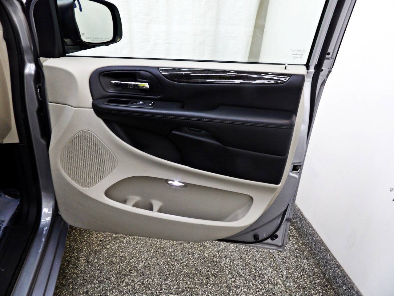 Used 2019 Dodge Grand Caravan SE w/ UConnect Hands-Free Group FWD image 14