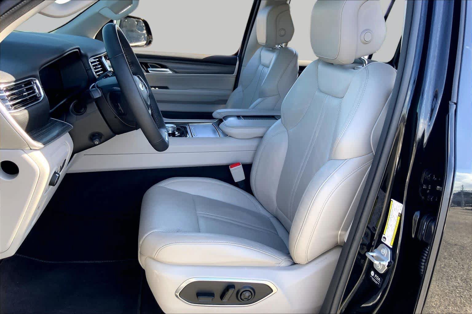 Used 2024 Jeep Wagoneer Series II w/ Flexible Seating Group RWD image 8