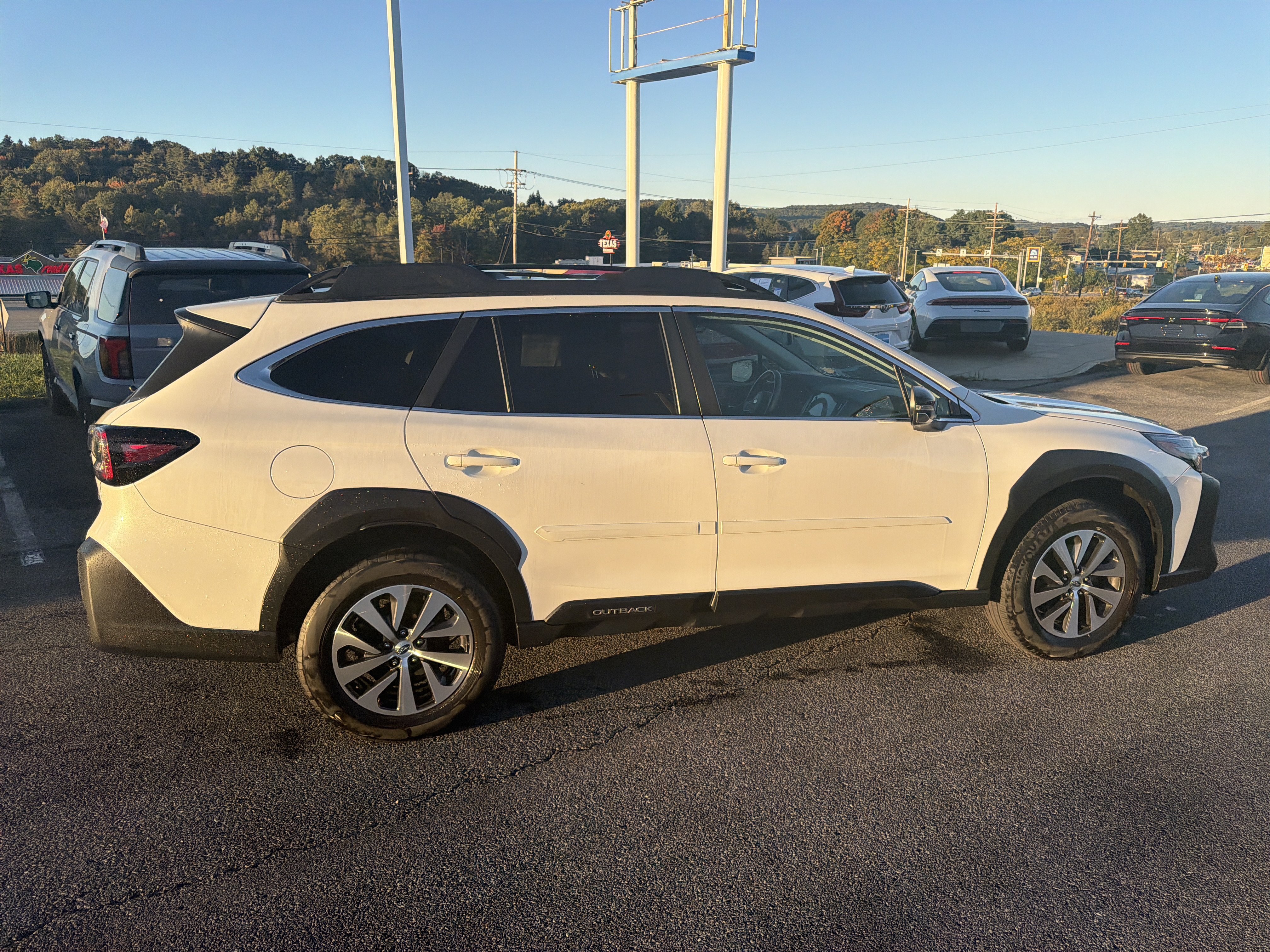 Used 2024 Subaru Outback Premium AWD/4WD image 3