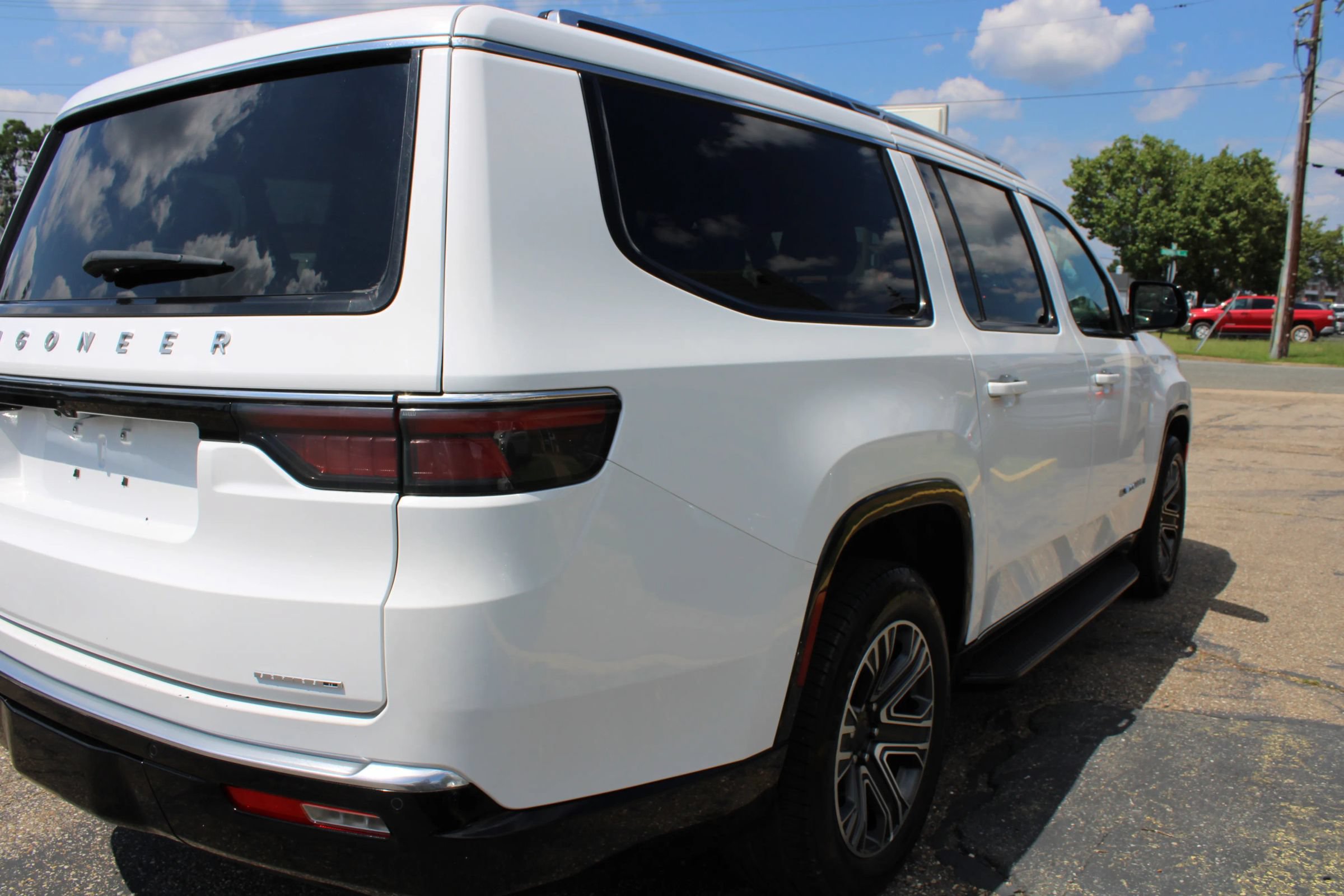 Used 2024 Jeep Wagoneer L Series II w/ Flexible Seating Group AWD/4WD image 4