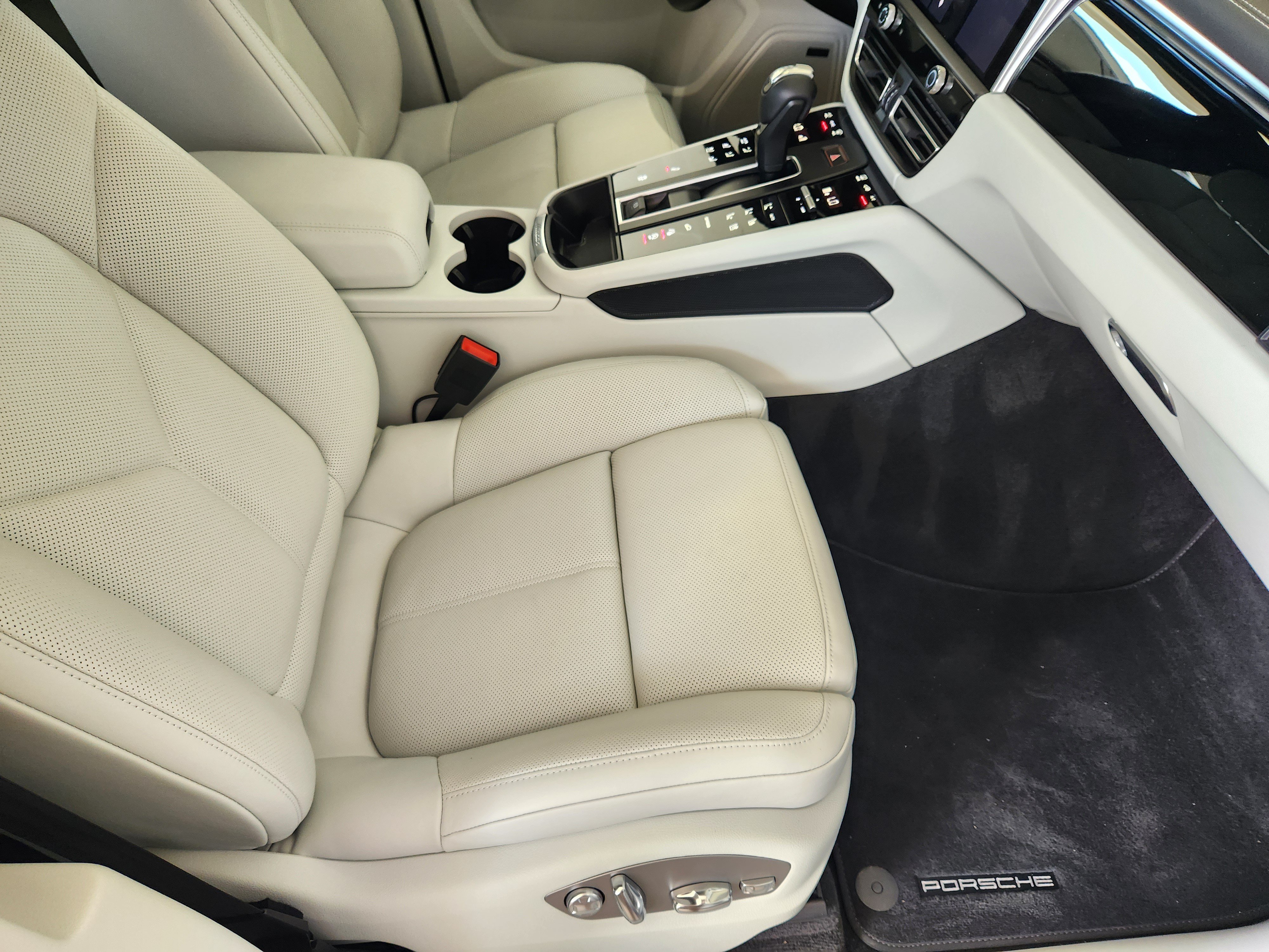 Certified 2023 Porsche Macan S AWD/4WD image 17