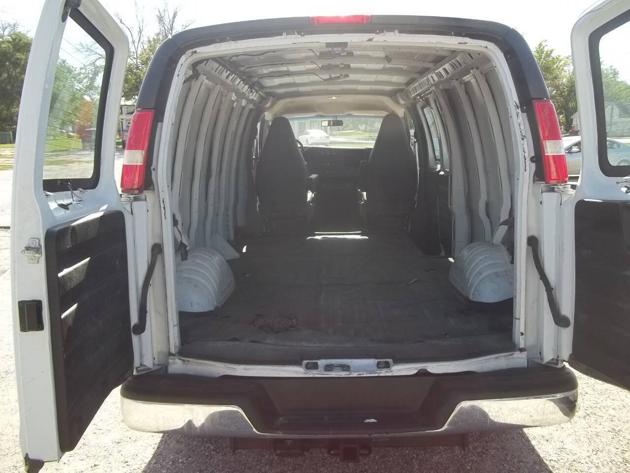 Used 2017 Chevrolet Express 2500 Extended RWD image 10