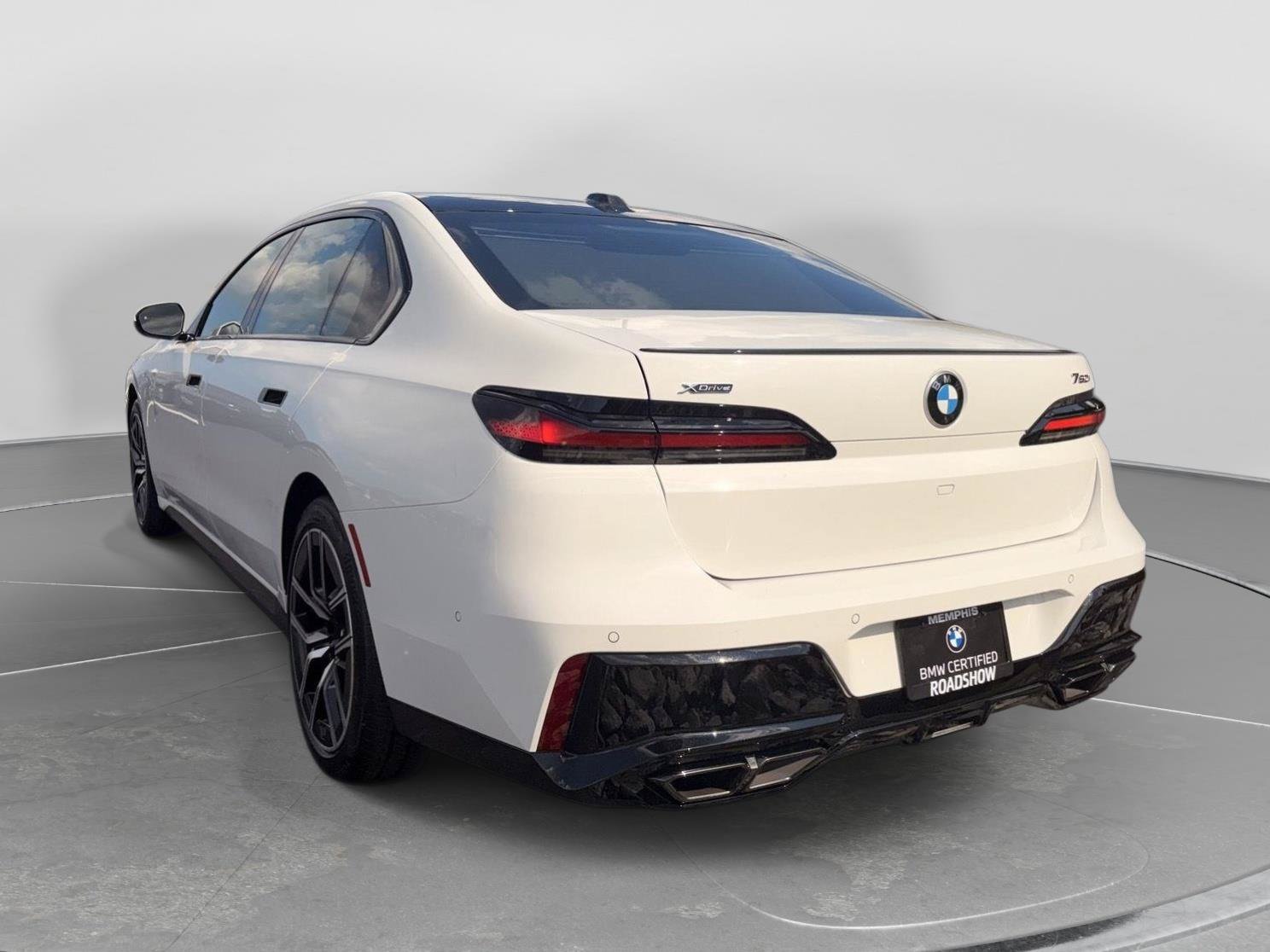 Certified 2025 BMW 760i xDrive w/ Premium Package AWD/4WD image 3