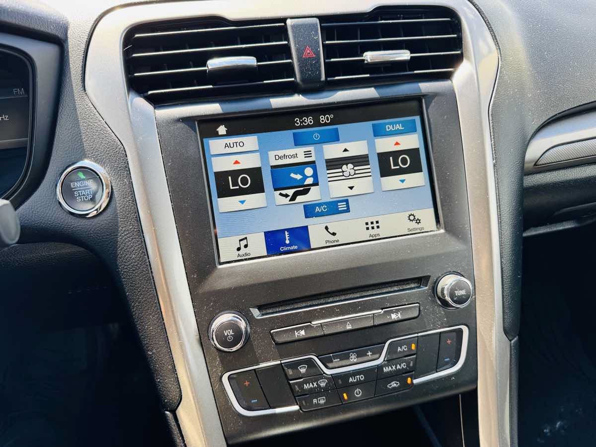 Used 2018 Ford Fusion SE w/ Fusion SE Technology Package FWD image 18