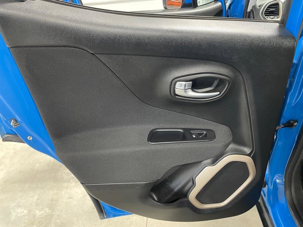 Used 2015 Jeep Renegade Latitude AWD/4WD image 16