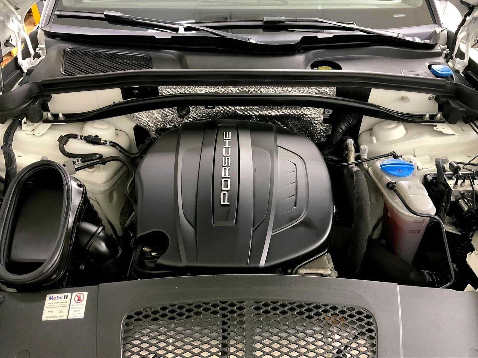 Certified 2018 Porsche Macan AWD/4WD image 32