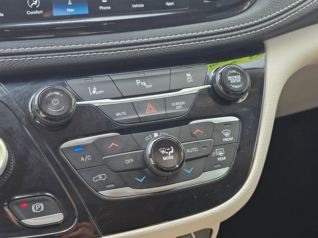 Used 2024 Chrysler Pacifica Limited FWD image 25
