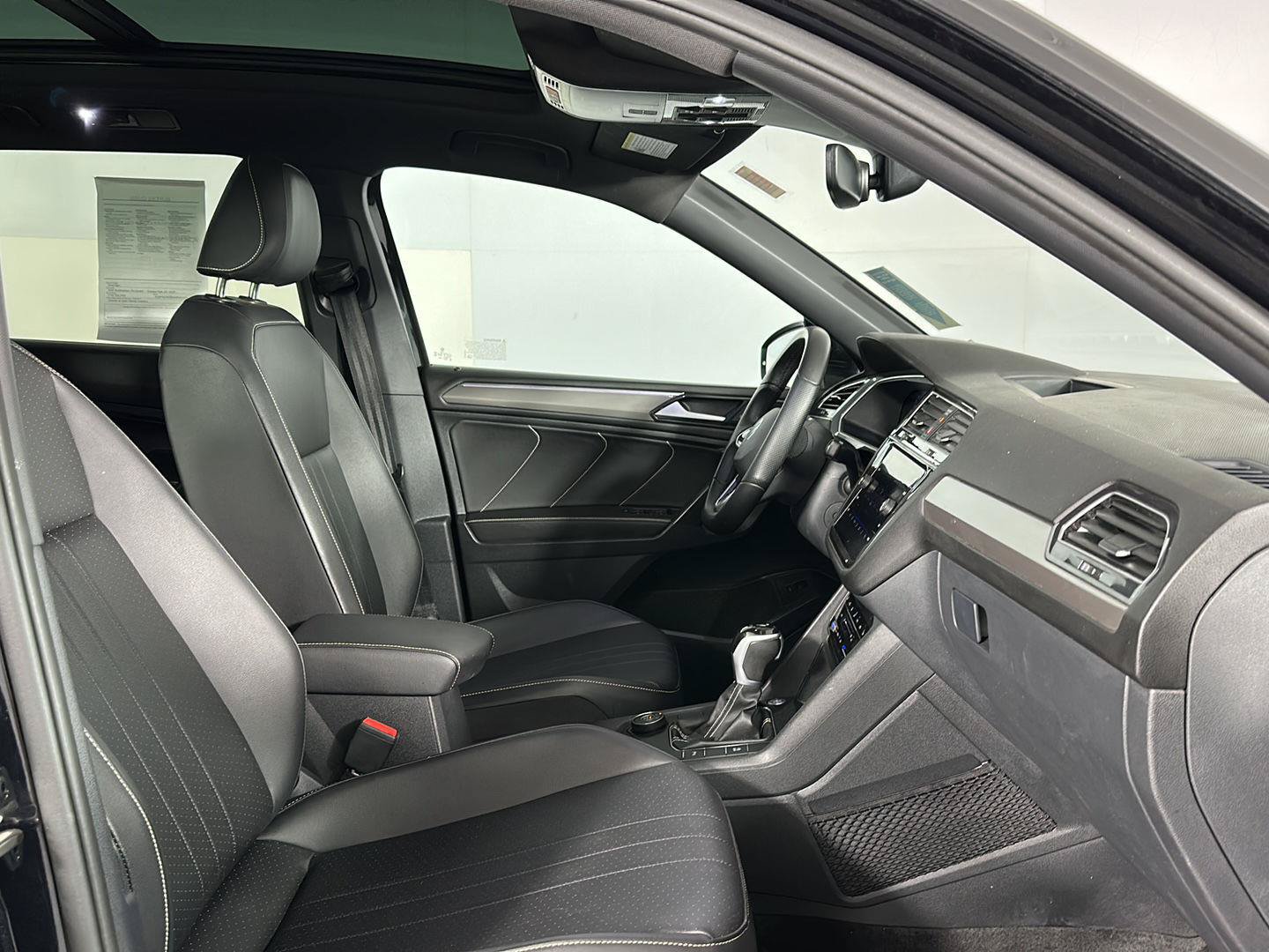 Used 2024 Volkswagen Tiguan SE R-Line AWD/4WD image 31