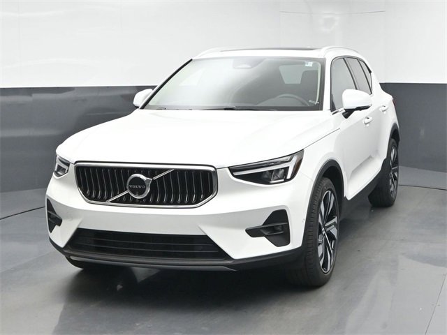 Used 2024 Volvo XC40 B5 Plus w/ Protection Package Premier image 3