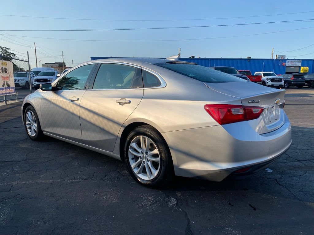 Used 2017 Chevrolet Malibu LT FWD image 4