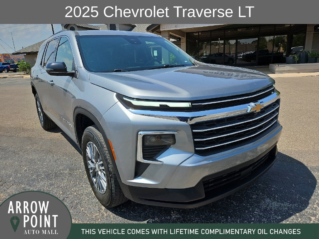 Used 2025 Chevrolet Traverse LT FWD image 2