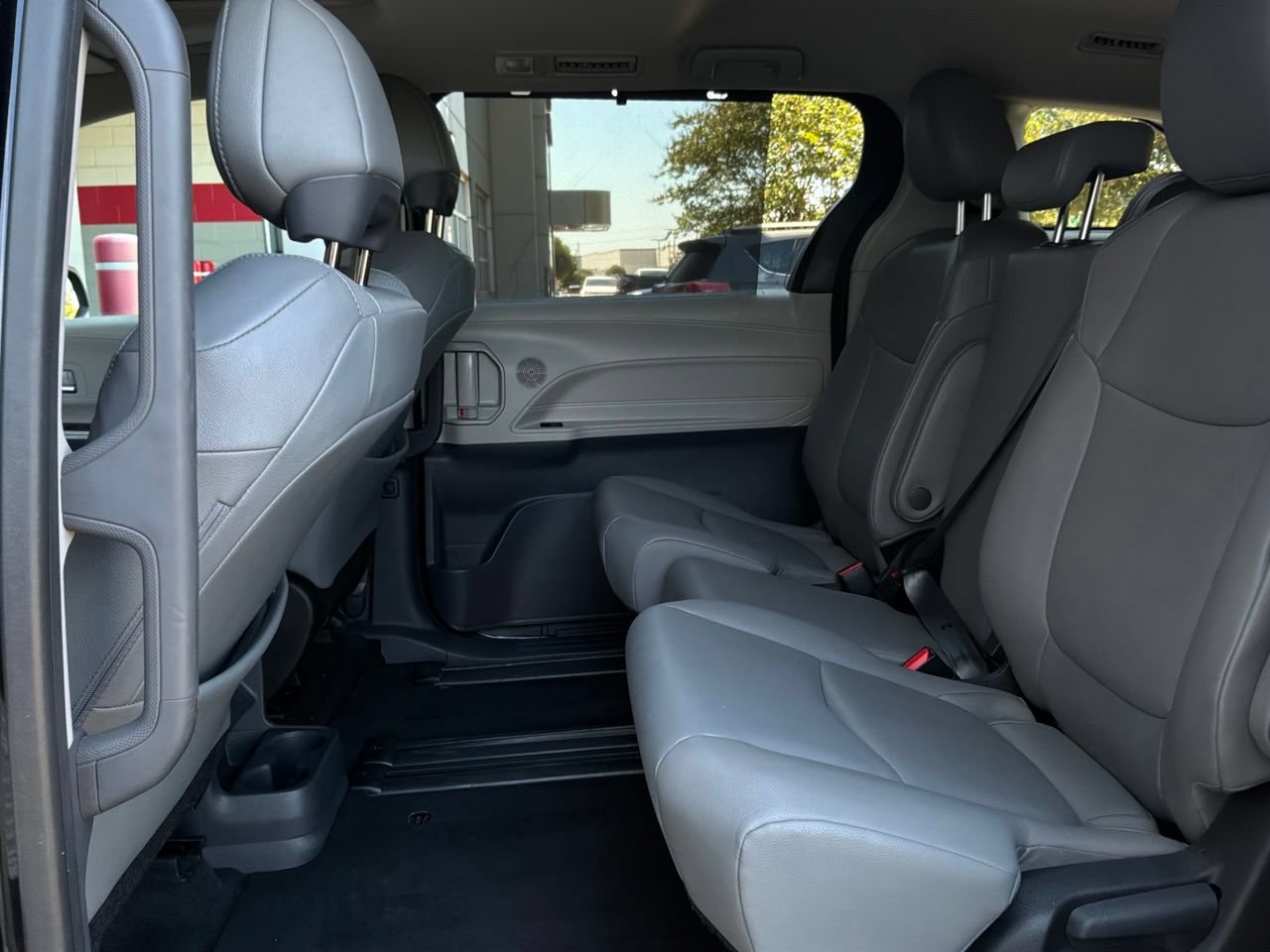 Used 2024 Toyota Sienna XLE FWD image 12