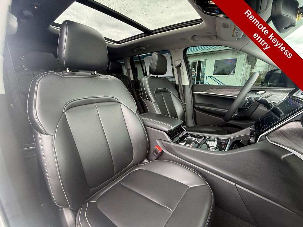 Used 2023 Jeep Grand Cherokee Limited w/ Black Appearance Package AWD/4WD image 47
