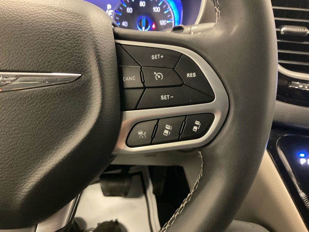 Used 2023 Chrysler Pacifica Touring-L image 16