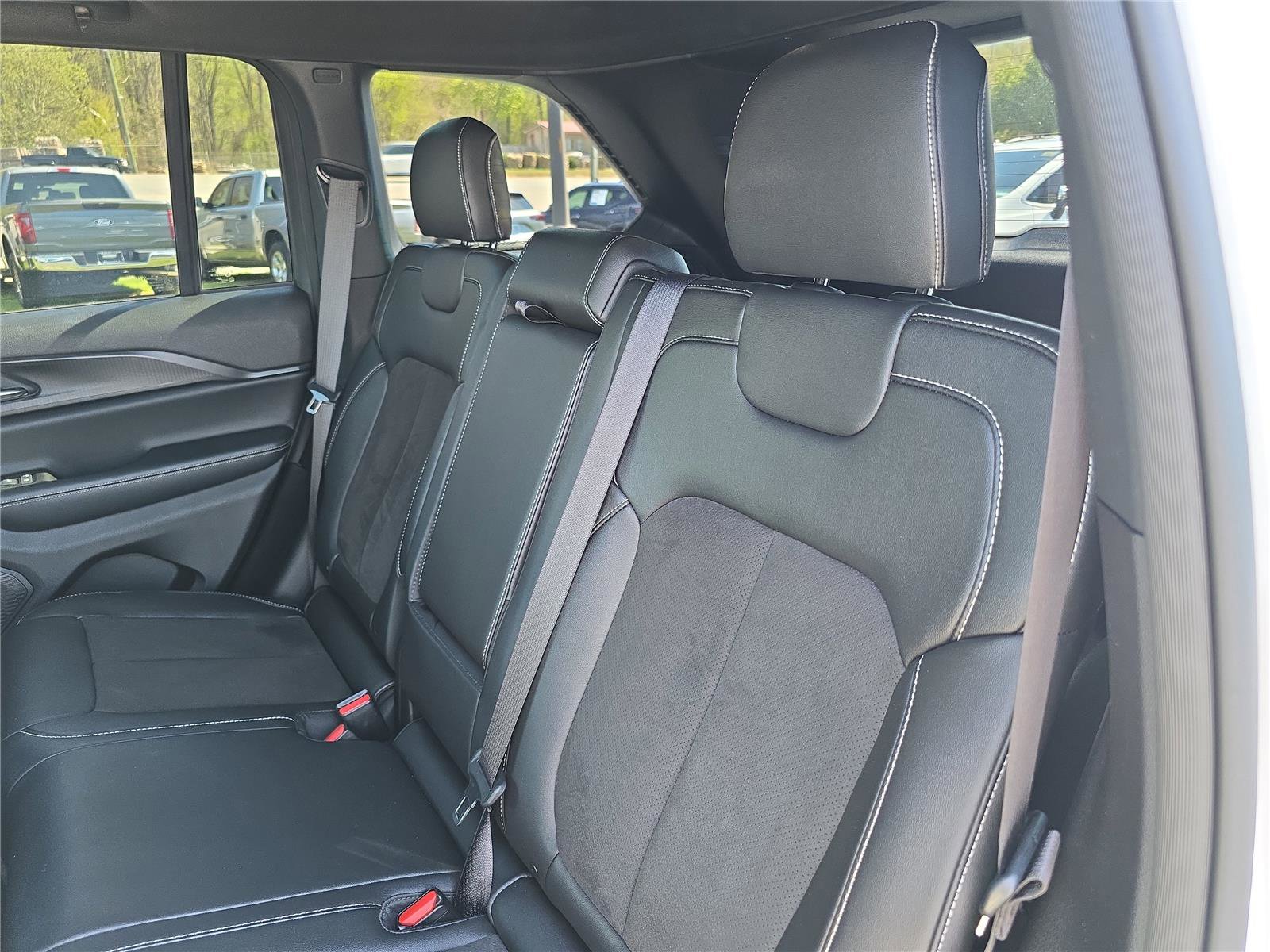 Used 2024 Jeep Grand Cherokee Altitude image 14