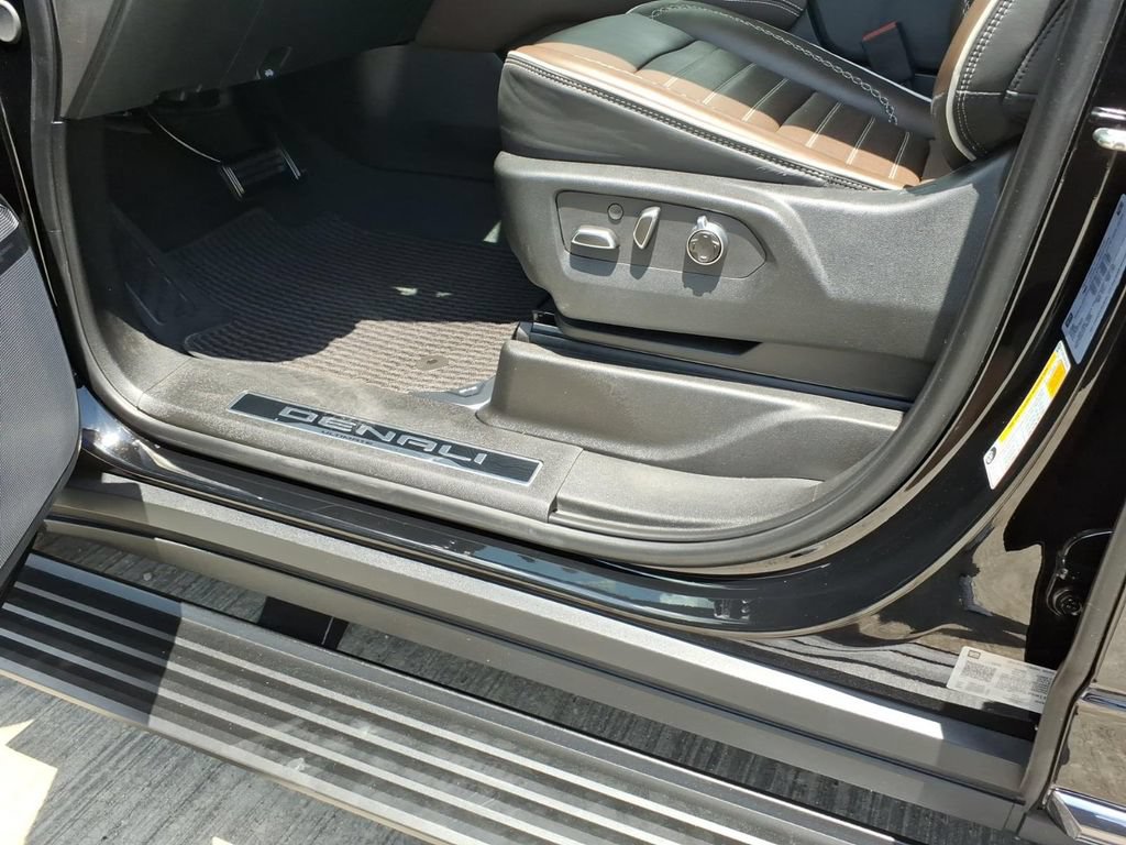 Used 2025 GMC Yukon Denali Ultimate AWD/4WD image 17