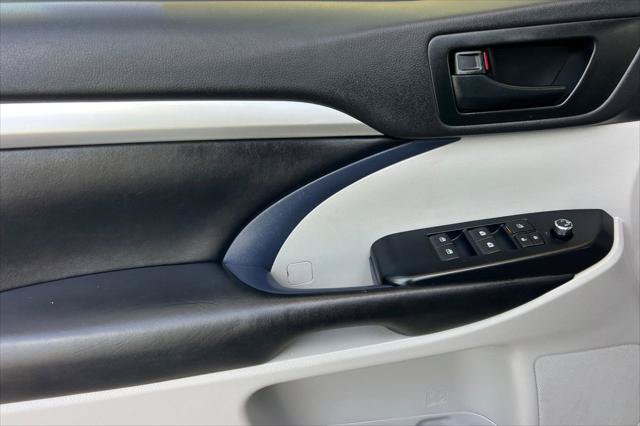 Certified 2019 Toyota Highlander Plus FWD image 12
