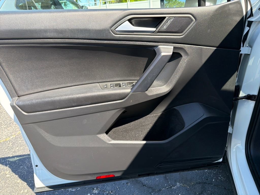 Used 2021 Volkswagen Tiguan SE w/ Panoramic Sunroof Package FWD image 12