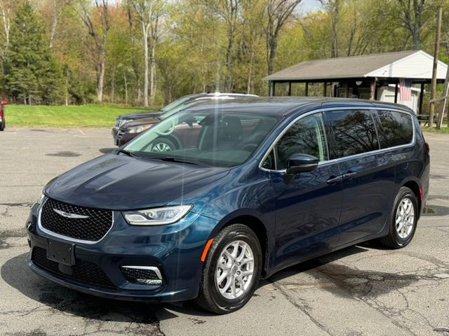 Used 2023 Chrysler Pacifica Touring-L FWD image 1