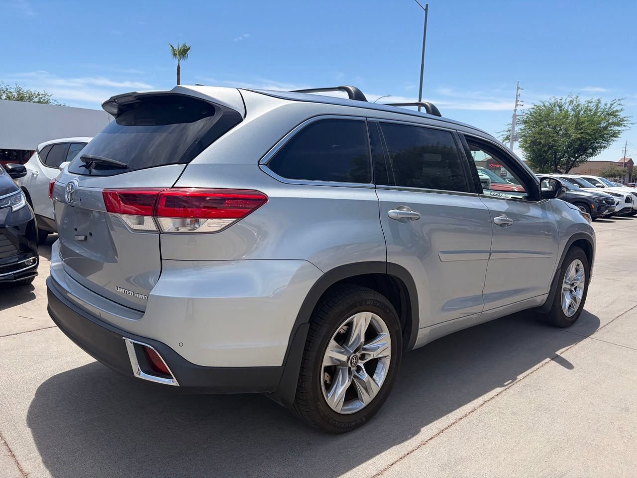 Used 2017 Toyota Highlander Limited AWD/4WD image 2
