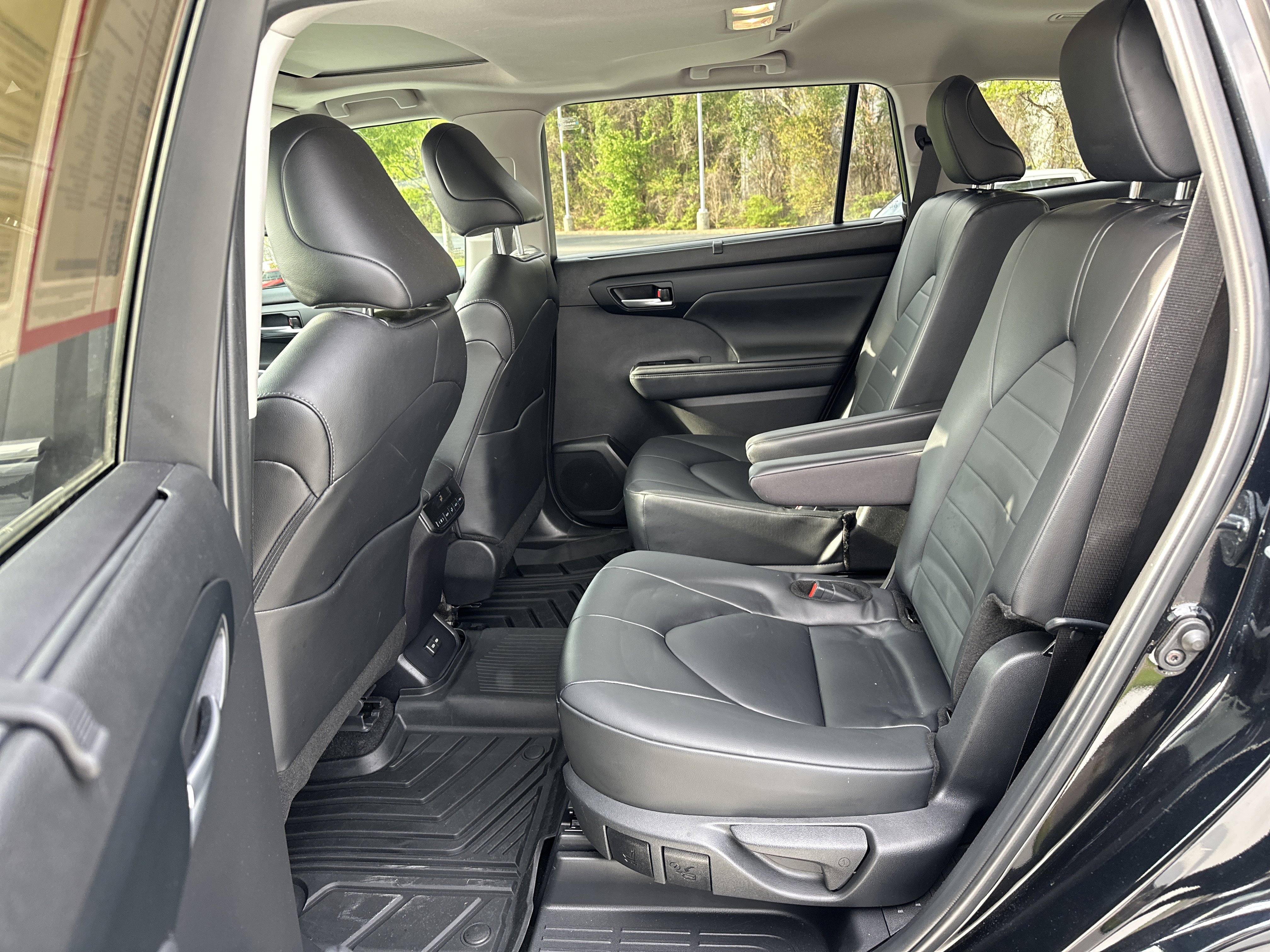 Used 2024 Toyota Highlander XLE image 31