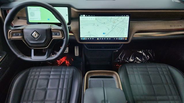 Used 2025 Rivian R1T Premium image 36