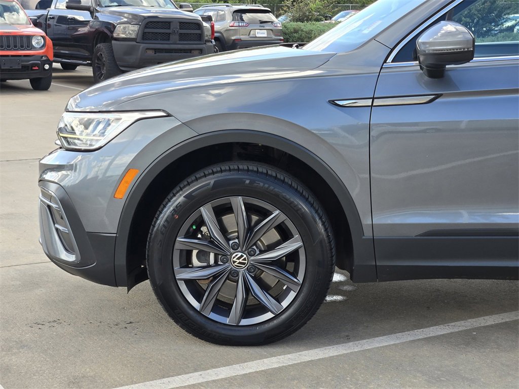 Used 2023 Volkswagen Tiguan SE w/ Panoramic Sunroof Package image 9