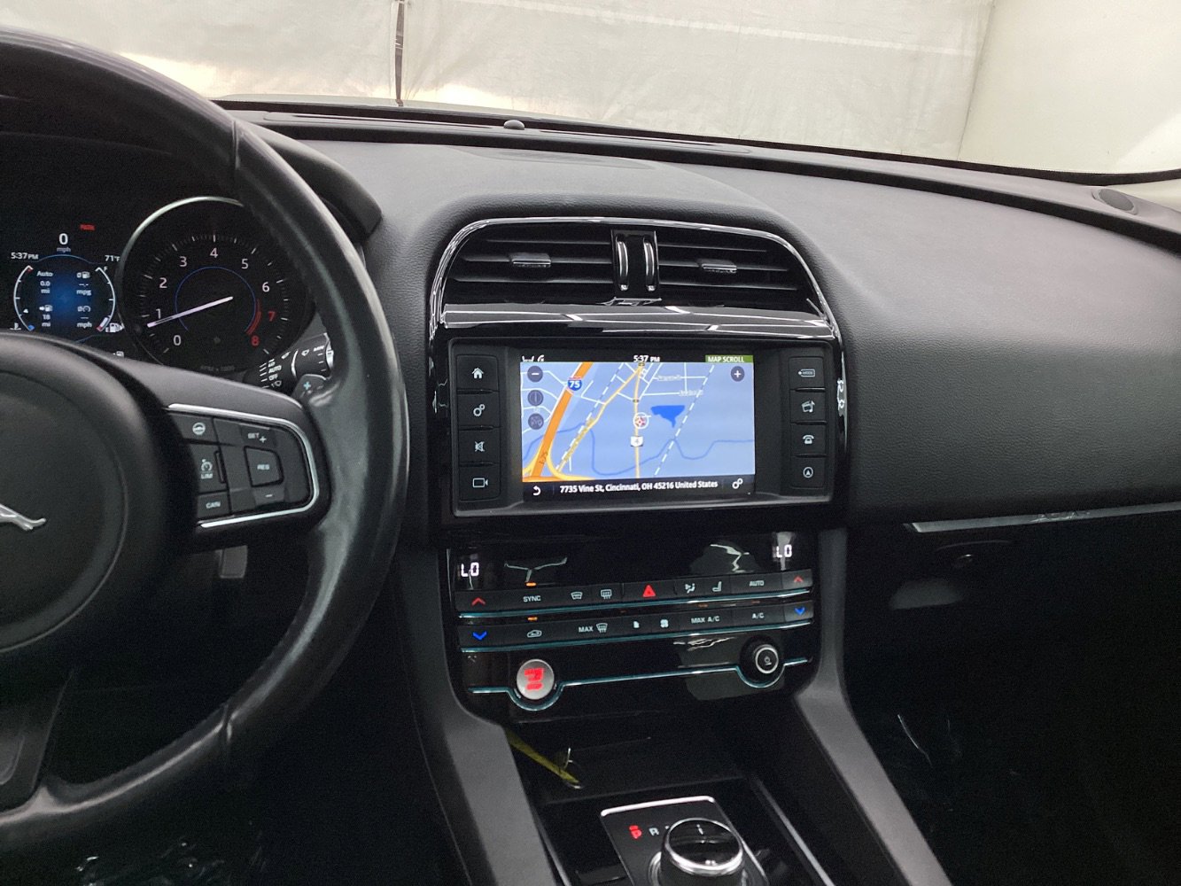 Used 2018 Jaguar F-PACE Premium image 34