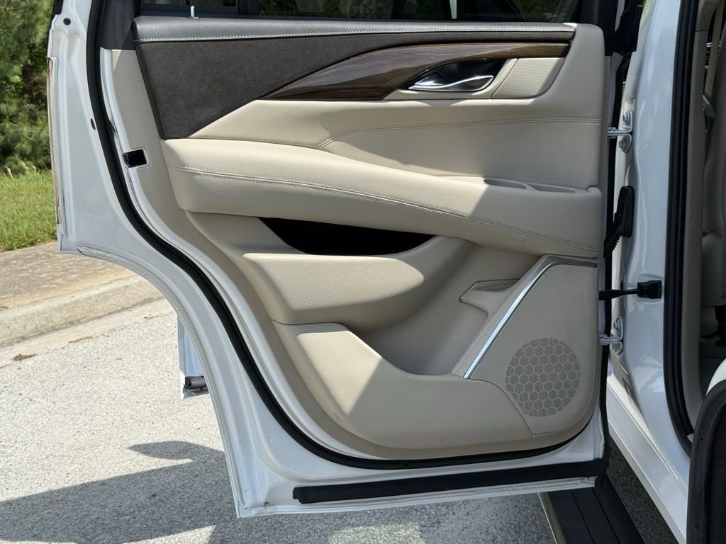 Used 2020 Cadillac Escalade Premium Luxury AWD/4WD image 32