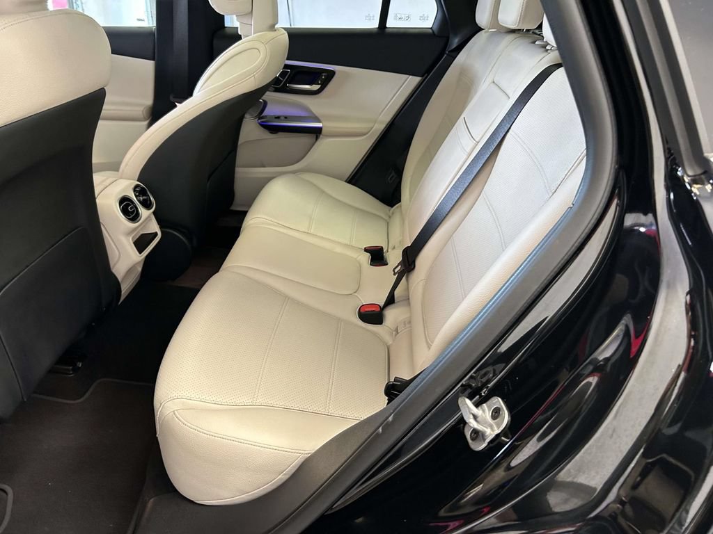Used 2025 Mercedes-Benz GLC 300 image 14