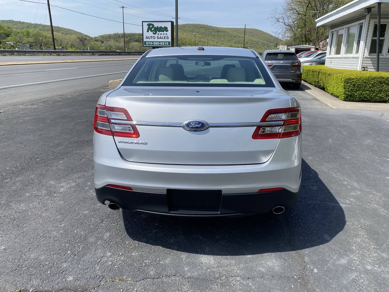 Used 2017 Ford Taurus SE FWD image 8
