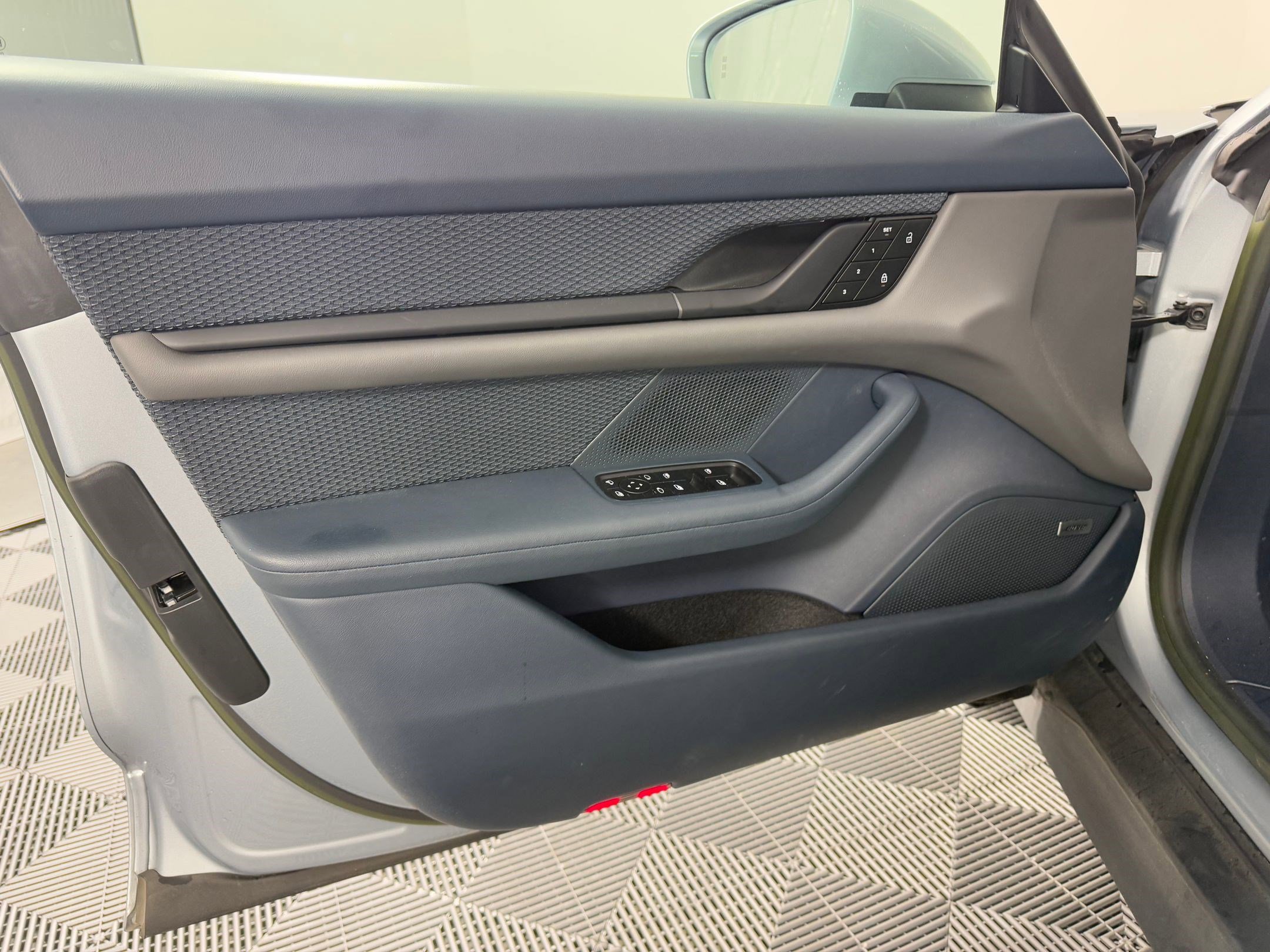 Used 2022 Porsche Taycan image 14