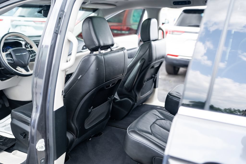 Used 2018 Chrysler Pacifica Limited w/ Tire & Wheel Group FWD image 12