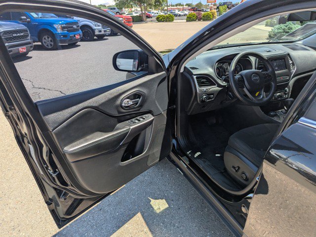 Used 2019 Jeep Cherokee Latitude w/ Popular Appearance Group AWD/4WD image 8