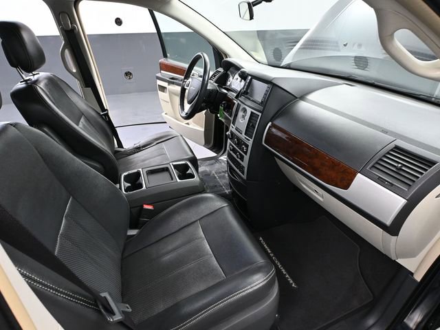Used 2010 Chrysler Town & Country Touring Plus image 40
