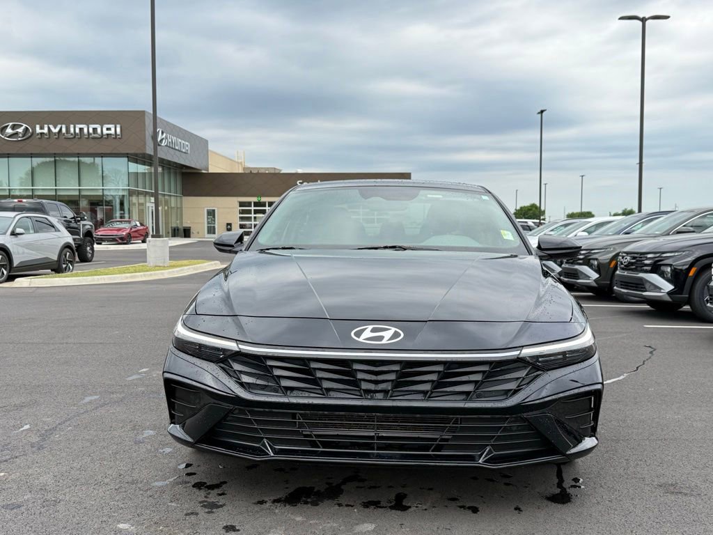 Used 2024 Hyundai Elantra SEL FWD image 2
