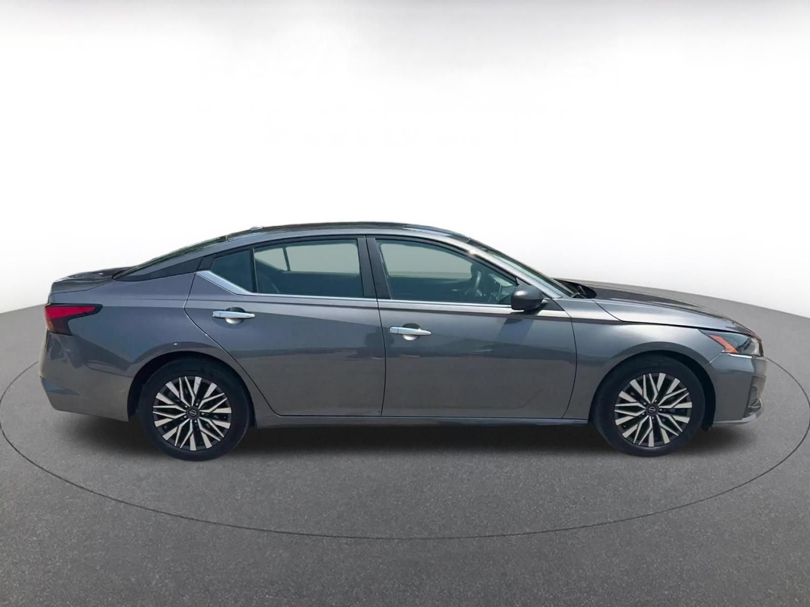 Used 2025 Nissan Altima 2.5 SV FWD image 13