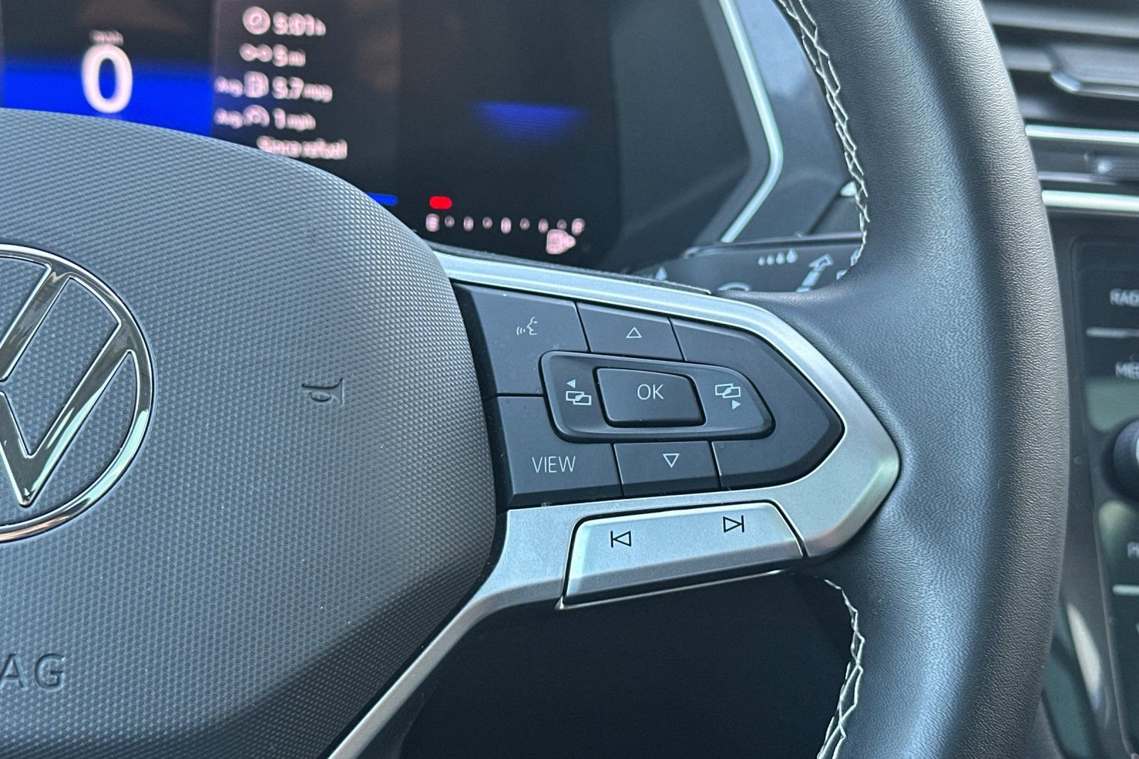 Used 2024 Volkswagen Tiguan SE image 32