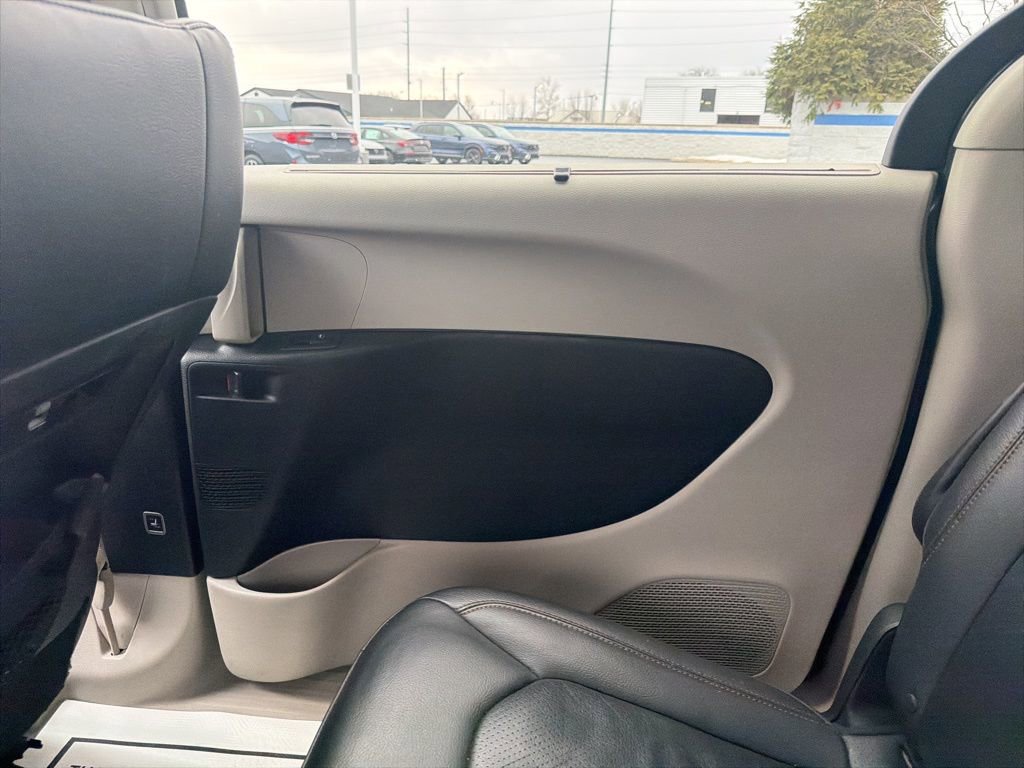 Used 2018 Chrysler Pacifica Touring-L w/ Advanced Safetytec Group image 27