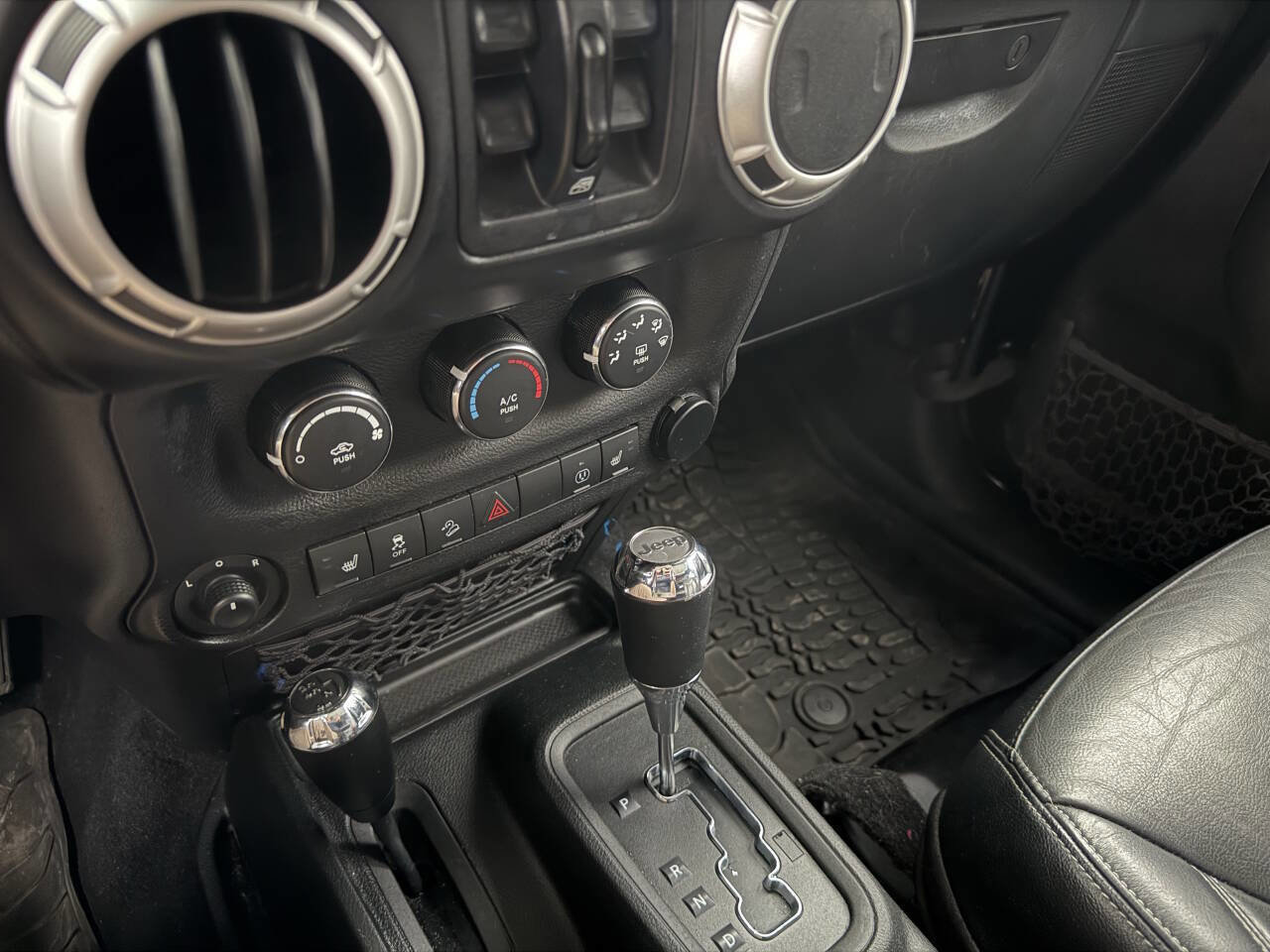 Used 2017 Jeep Wrangler Unlimited Sahara w/ Connectivity Group image 31