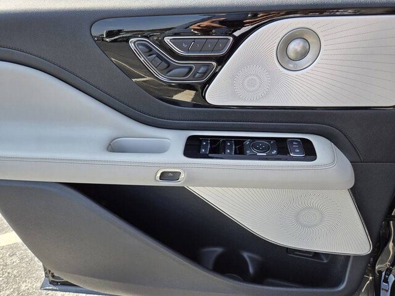 Used 2026 Lincoln Aviator Reserve image 38